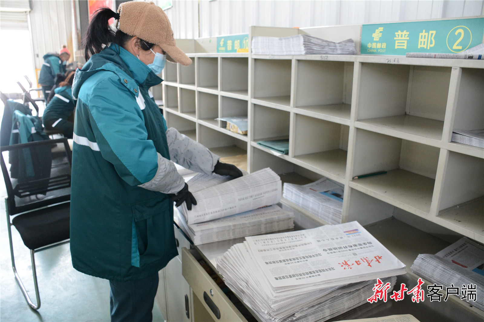 投递前，投递员细分《甘肃日报》。新甘肃·甘肃日报记者 金奉乾摄.jpg