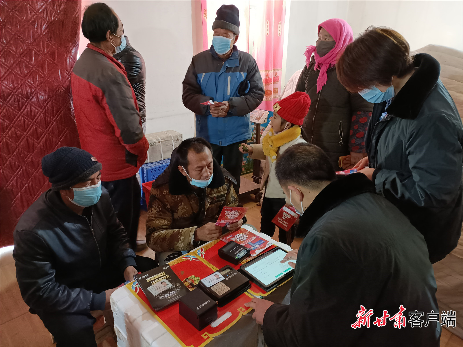邮政工作人员为农户办理储蓄卡。 新甘肃·甘肃日报记者 金奉乾摄.jpg