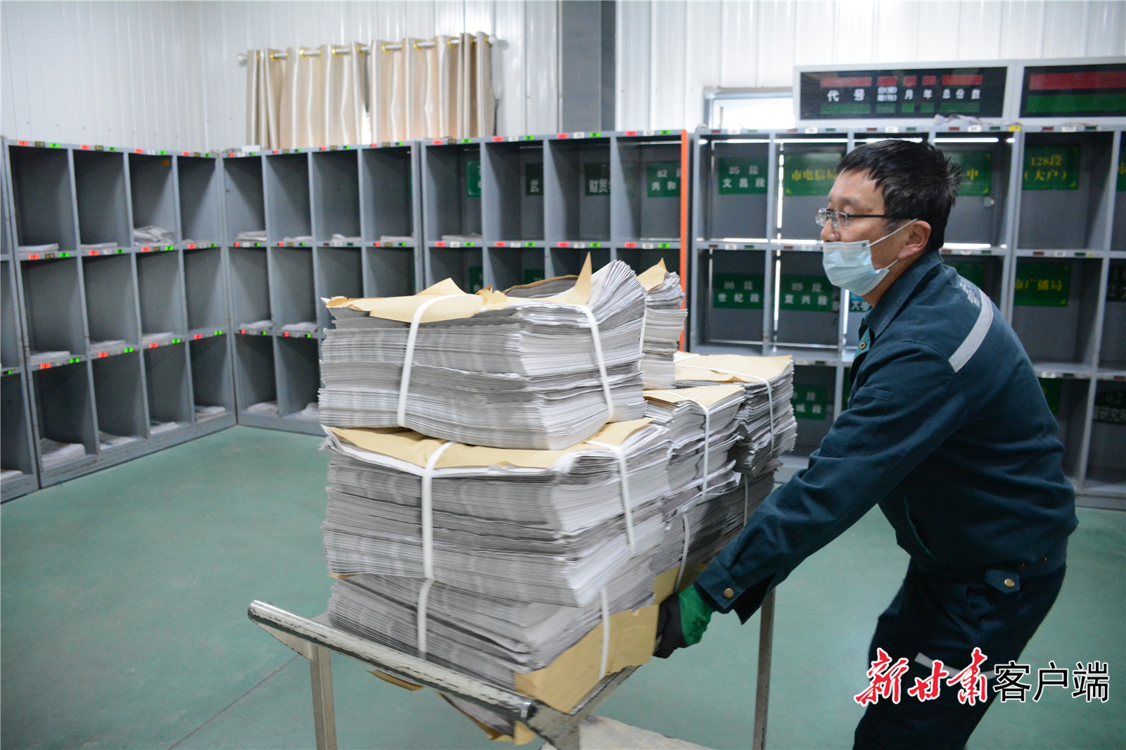 《甘肃日报》运到后，及时转运到分拣中心。新甘肃·甘肃日报记者 金奉乾摄.jpg