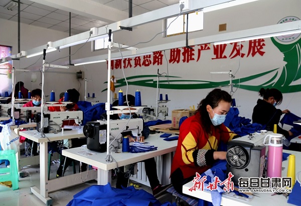 西峰区什社乡李岭村扶贫车间工人赶制服装2.jpg