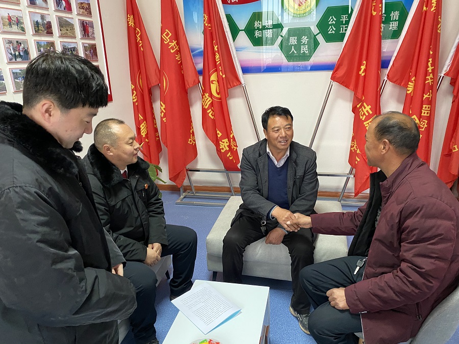 一起邻里纠纷、双方当事人在静宁县法院法官的悉心调解下，冰释前嫌，握手言和。（11月20日拍摄）新甘肃·甘肃法制报记者 张小锋 摄.jpg