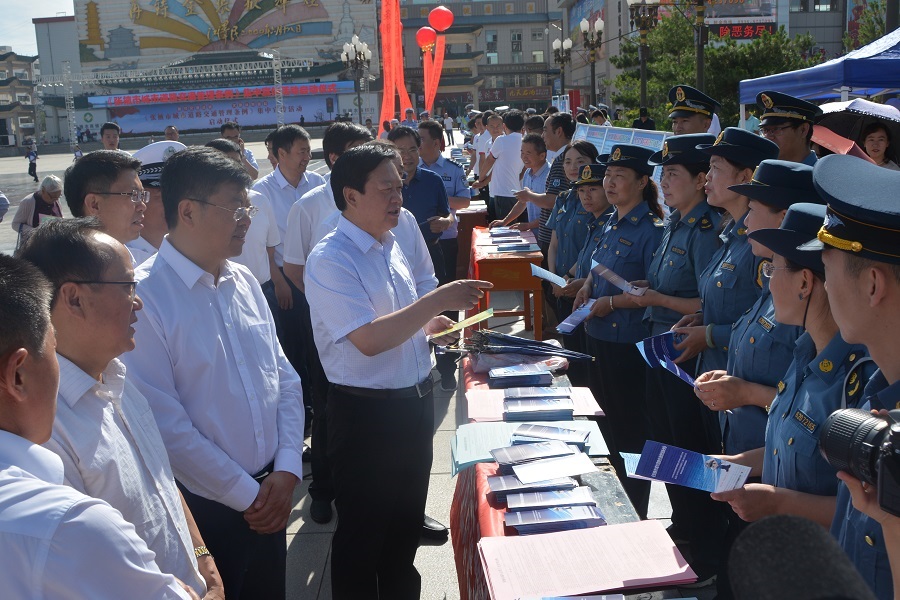 市委书记杨维俊和市上领导巡视指导法治宣传.jpg
