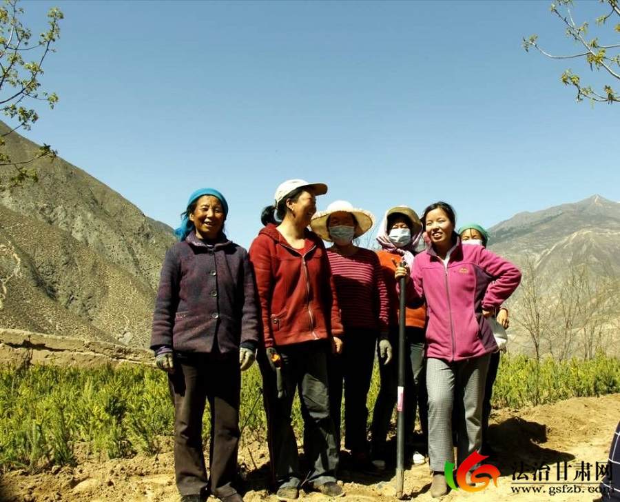 8 田间地头，张小娟和扶贫对象在一起(8141839)-20210112103902.jpg