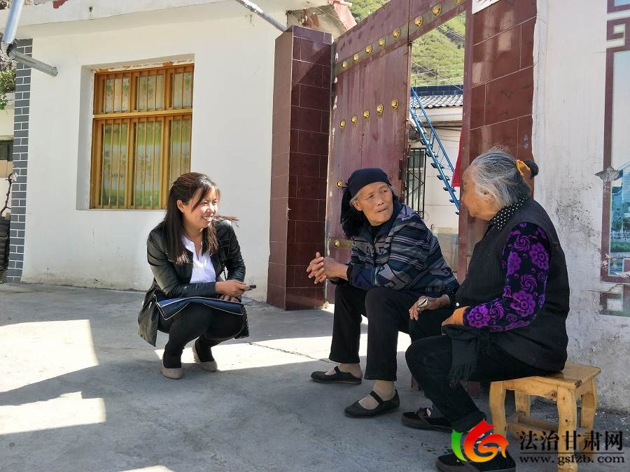 7张小娟 与留守老人交流，了解他们的生活(8141861)-20210112103809.jpg