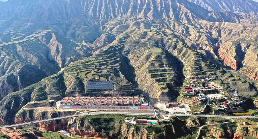《布塄沟的小康梦》 2020年09月15日，布塄沟的山一大片浓郁的绿意迎面而来，跳跃着无限生机。走进村子，漂亮的新农村院落整洁有序。任世琛 摄.JPG