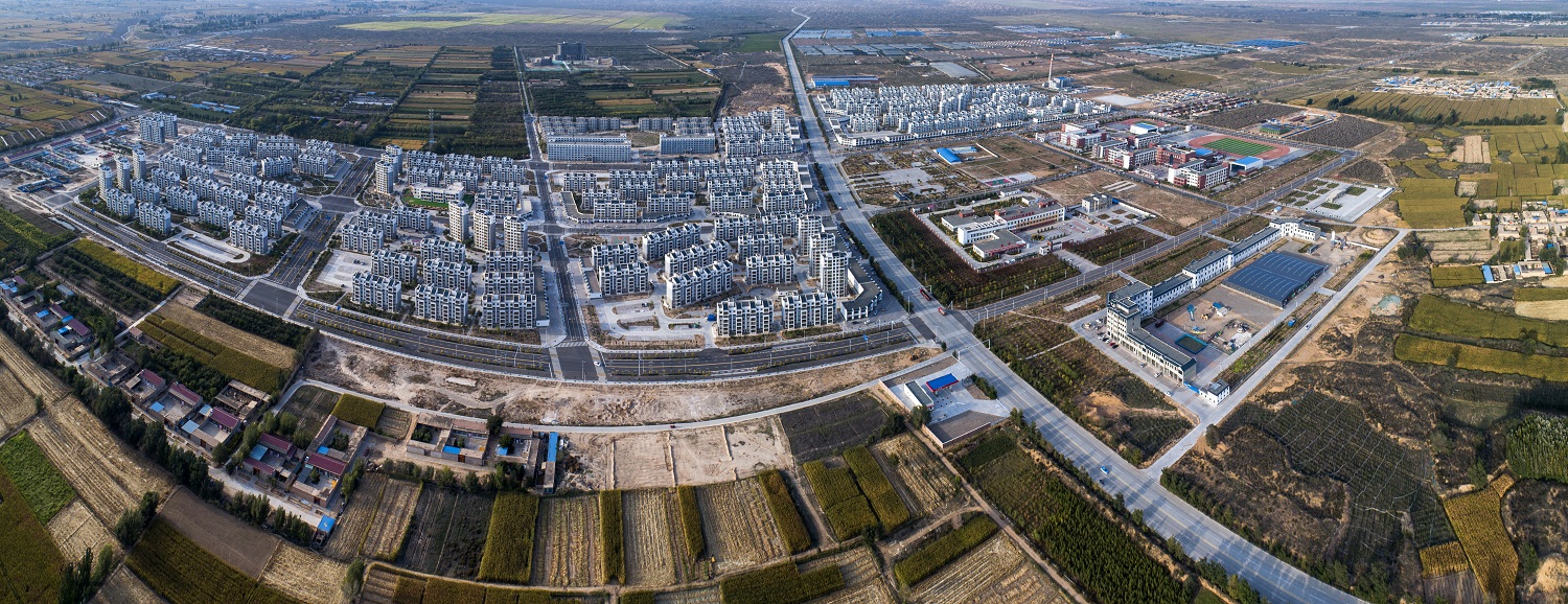 《甘肃省武威市古浪县国家易地扶贫搬迁项目“绿洲小镇”》  王诚摄.jpg