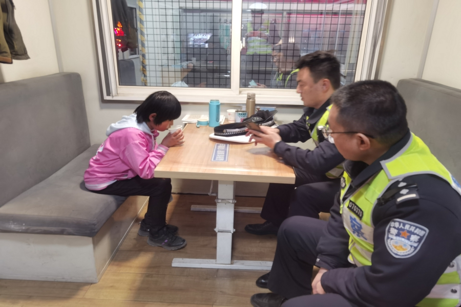 Ｙ高速交警让爱在高速路上延伸 （配图）(8433919)-20210228215453(1).jpg