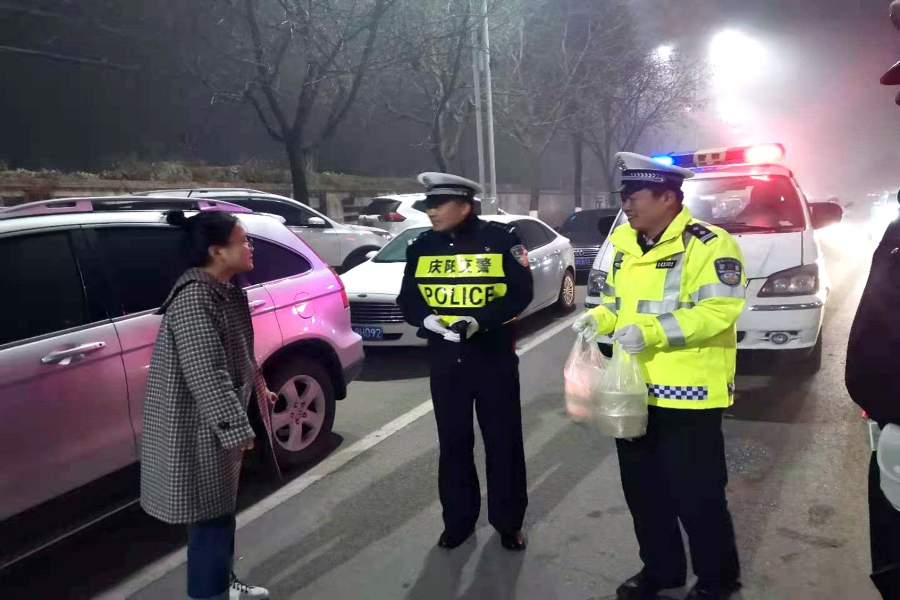 （Y，热心女孩给西峰交警送汤圆配图）(8433663)-20210228215328(1).jpg