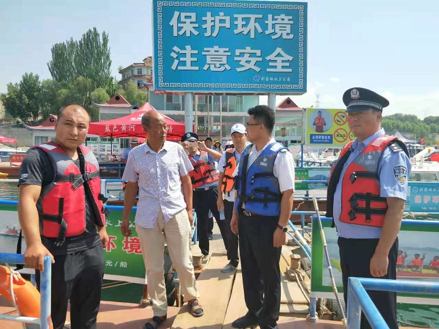 《“水上警长”守安全》配图.jpg