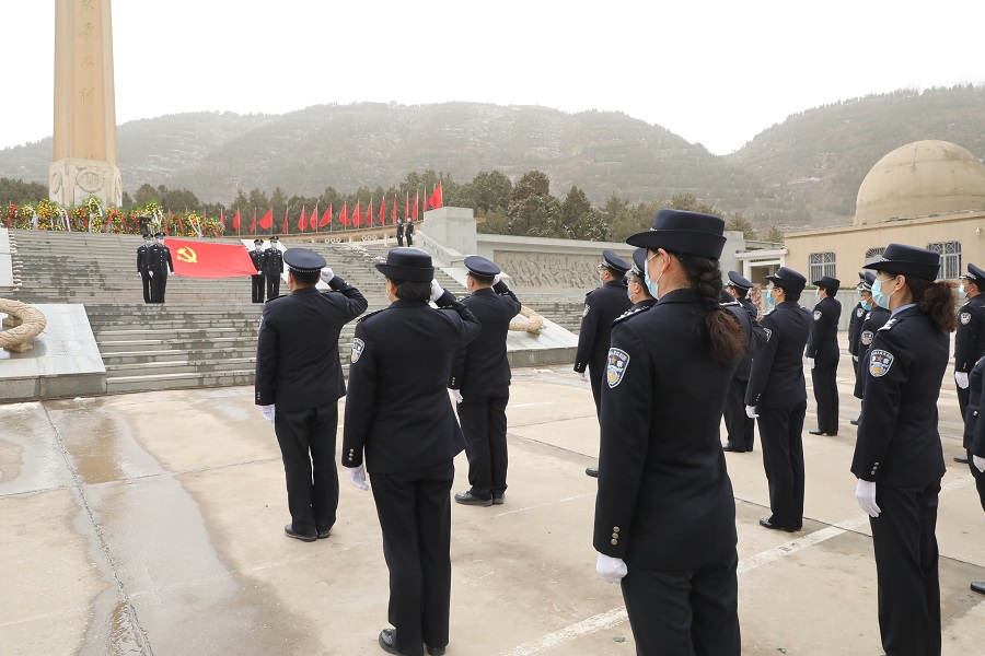 祭奠革命先烈  学习英模精.jpg