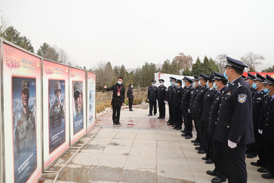 Y（大墙内外）祭奠革命先烈  学习英模精1.jpg