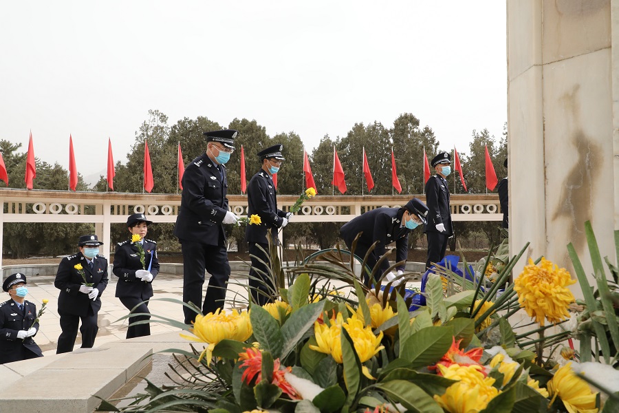 Y（大墙内外）祭奠革命先烈  学习英模精2.jpg