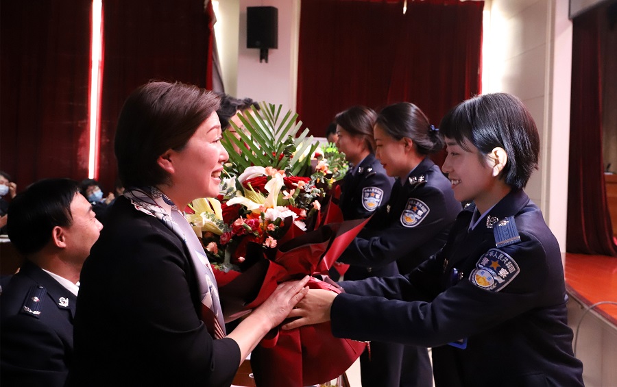 经典诗歌进警营.jpg