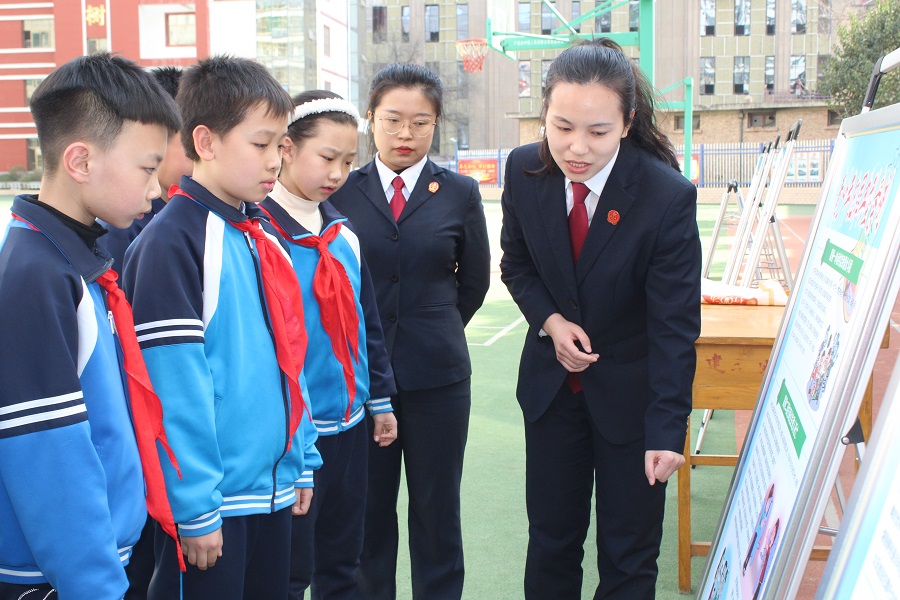 《让法治阳光洒满孩子心灵.jpg