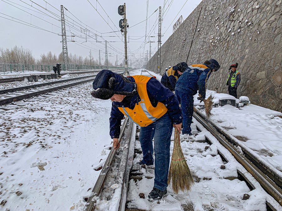 Y我省多地突降雨雪  铁路部门积极应对（(8680084)-20210402130204.jpg