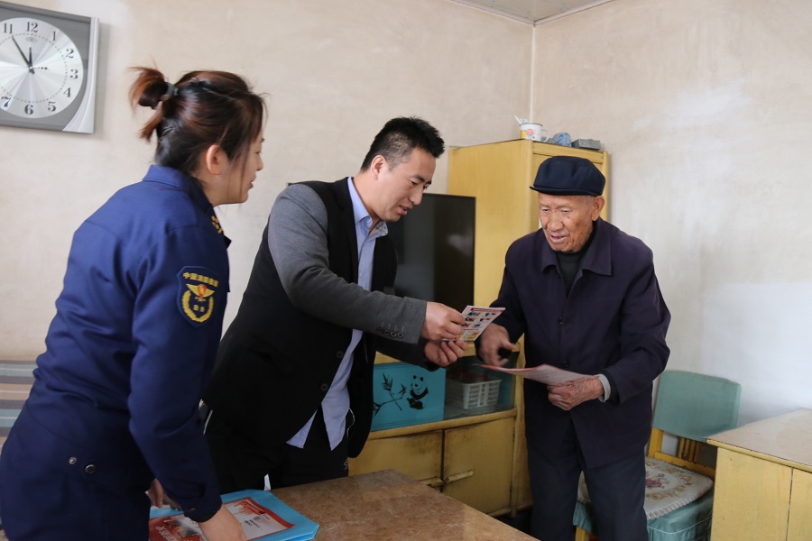 Y消防宣传进农户  村民收获“平安符”(8747362)-20210413215730.jpg