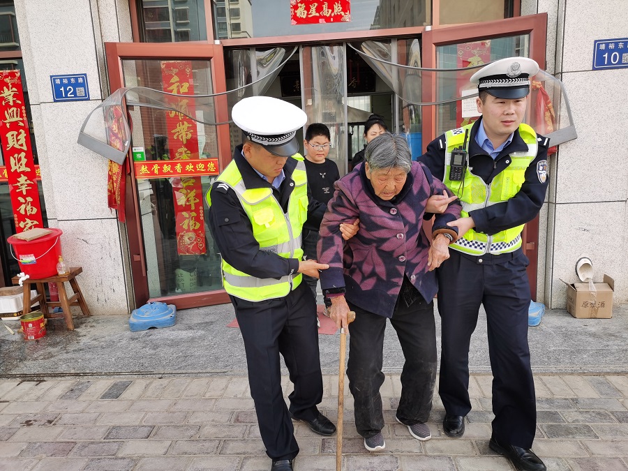 （Y，配图，七旬老人迷路上高速 高速交警(8944604)-20210509214507.jpg