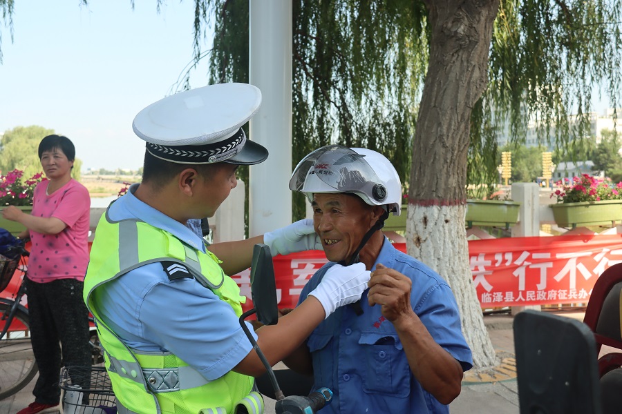 y交警劝导驾乘人员自觉佩戴安全头盔(9599960)-20210727222724(1)