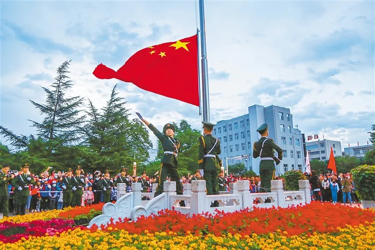 【祖国颂·陇原新气象】 同升一面旗 共祝祖国好