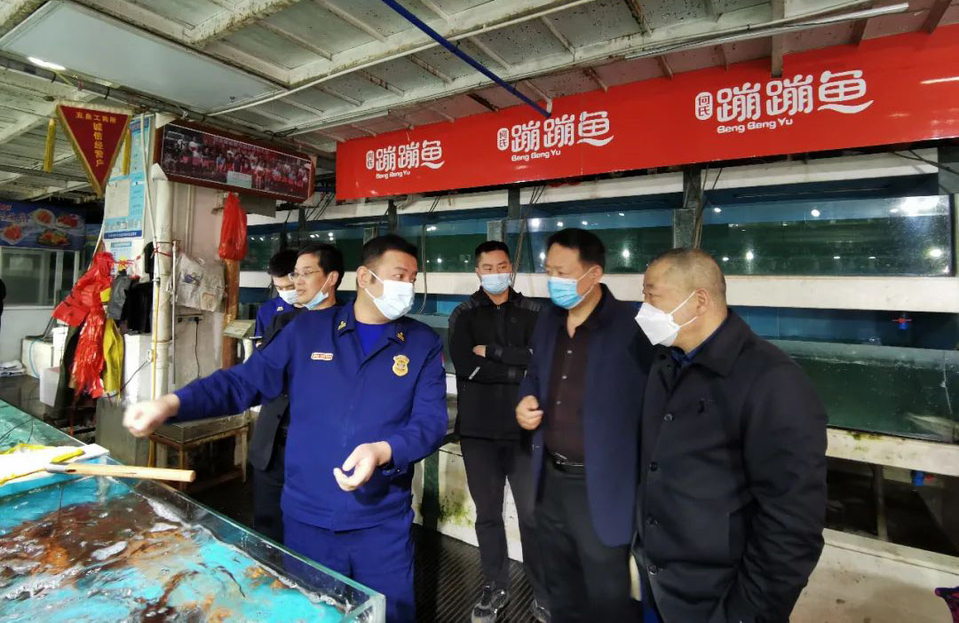 （配图）在抗疫一线熠熠生辉的“火焰蓝”(10328739)-20211028102308