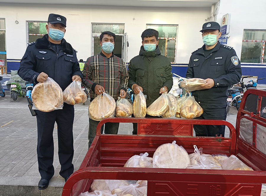 （Y，配图，嘉峪关：倾“馕”相助战疫情—(10353166)-20211029162517