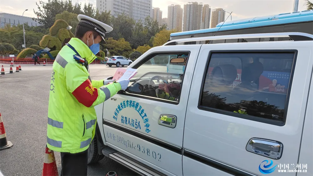 兰州:3000名公安交警疫情防控一线保障交通