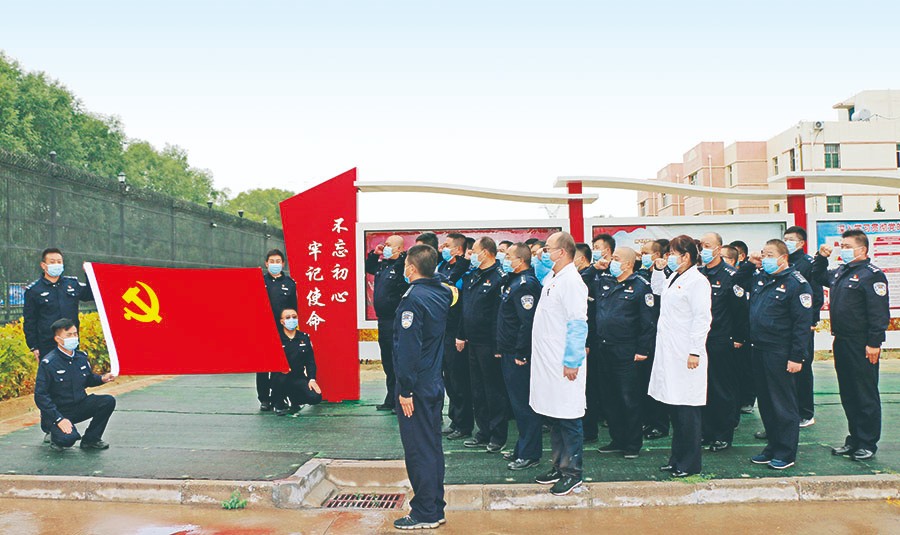 舍小家顾大家 舍团聚守岗位1(1(10405976)-20211103124709