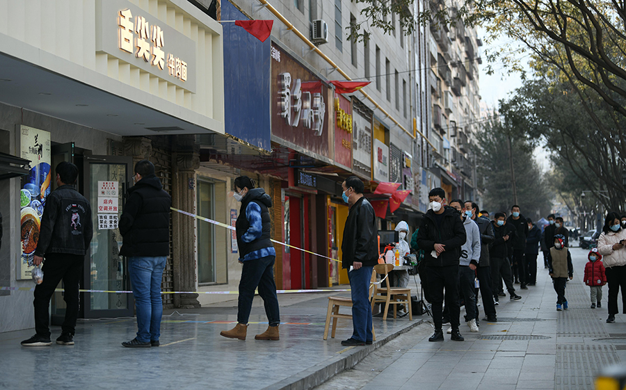 市民排队购买牛大（纸媒 新媒体海报用图）(10500474)-20211115145912_极光看图