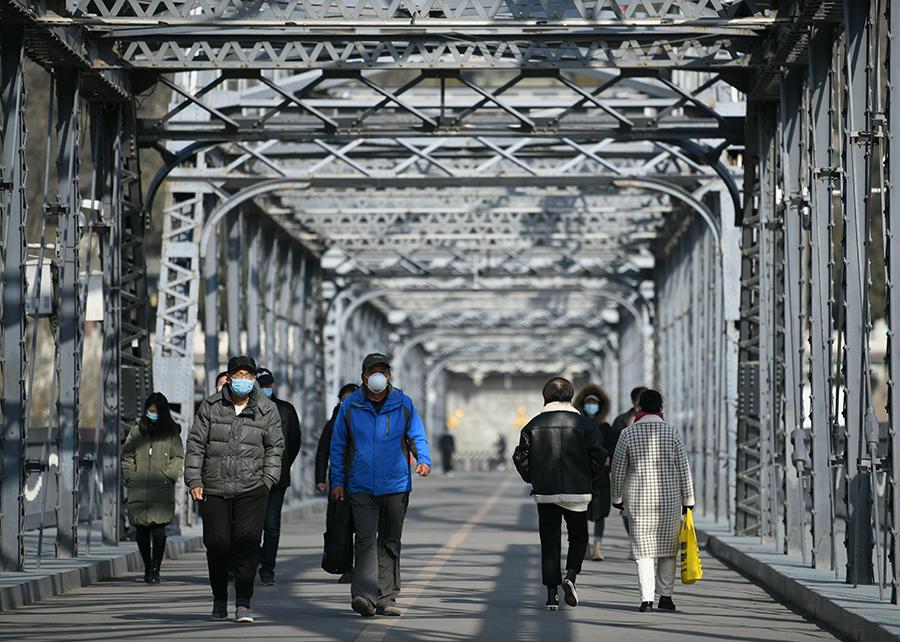 市民出门享受暖阳（纸媒 新媒体海报用图）(10500472)-20211115145931_极光看图