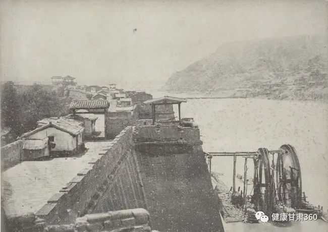 山根盘驿道，河水浸城墙。