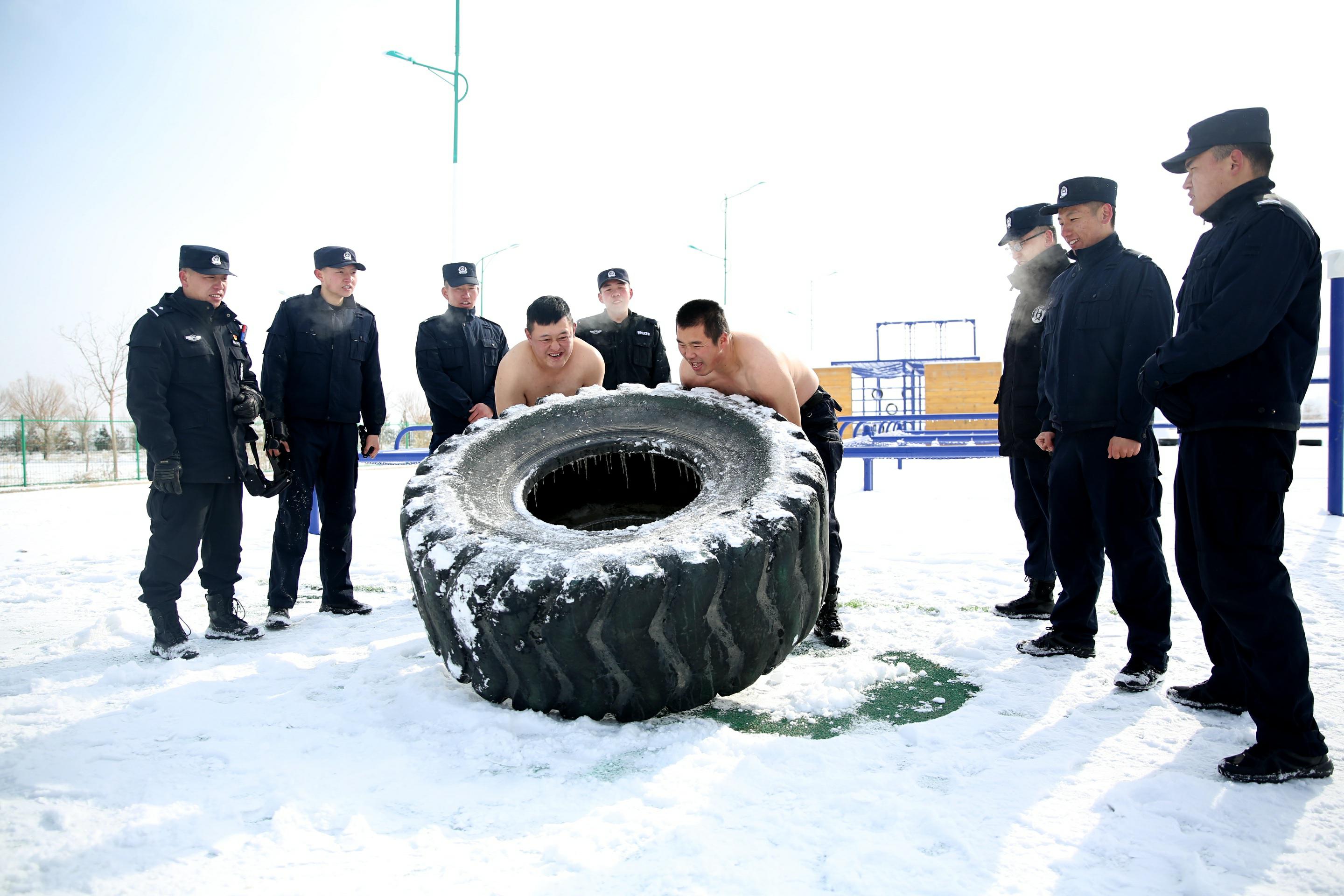 （Y，配图，嘉峪关特警雪中练兵锤炼意志）(11312244)-20220225120947_极光看图