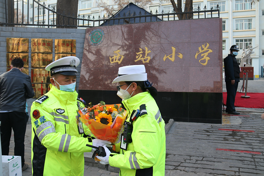 Y给一线女警送去节日的祝福(11623931)-20220309160857_极光看图