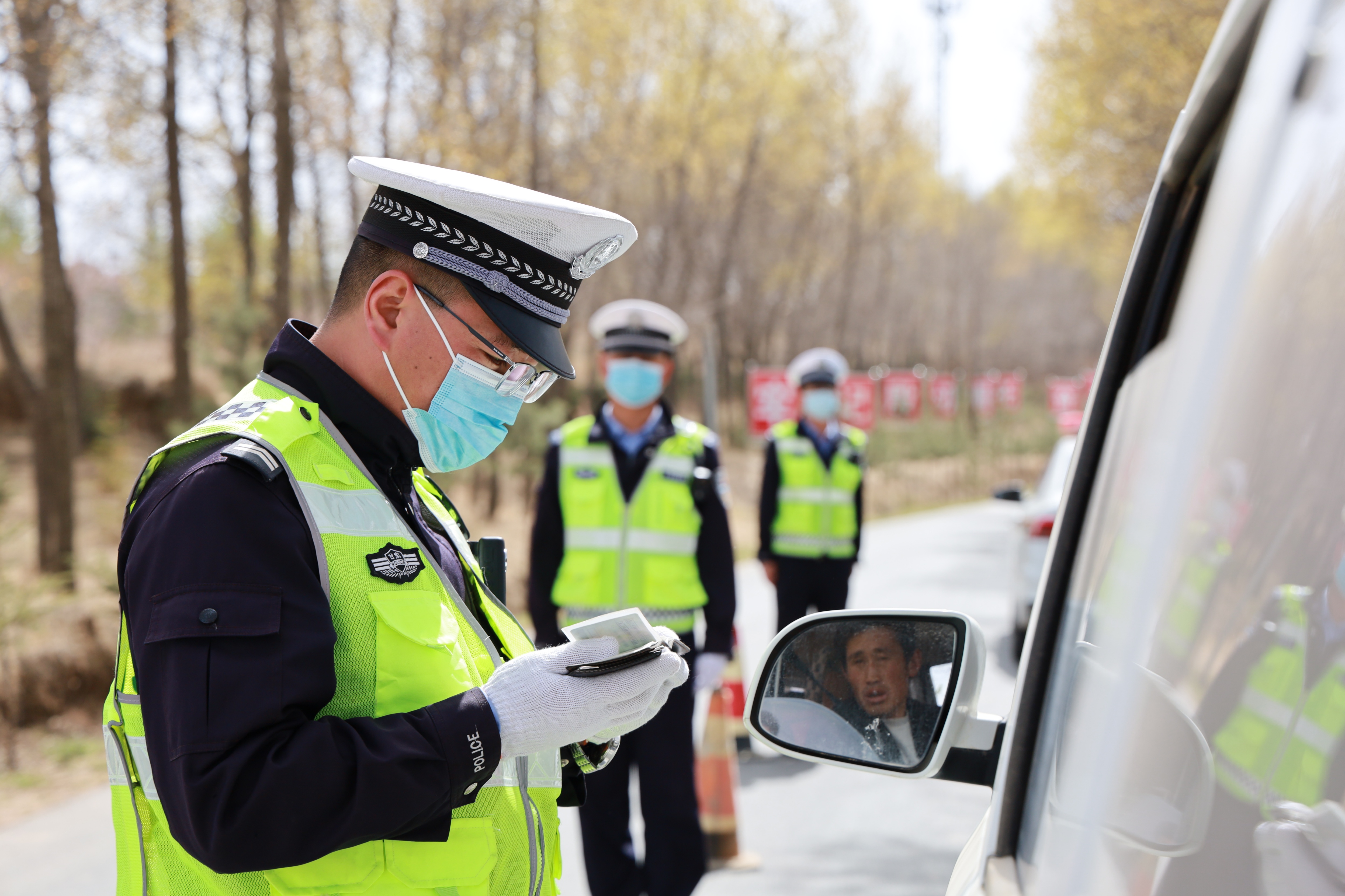 （QEY，图片新闻）安定交警护航春耕生产(12840006)-20220428210154