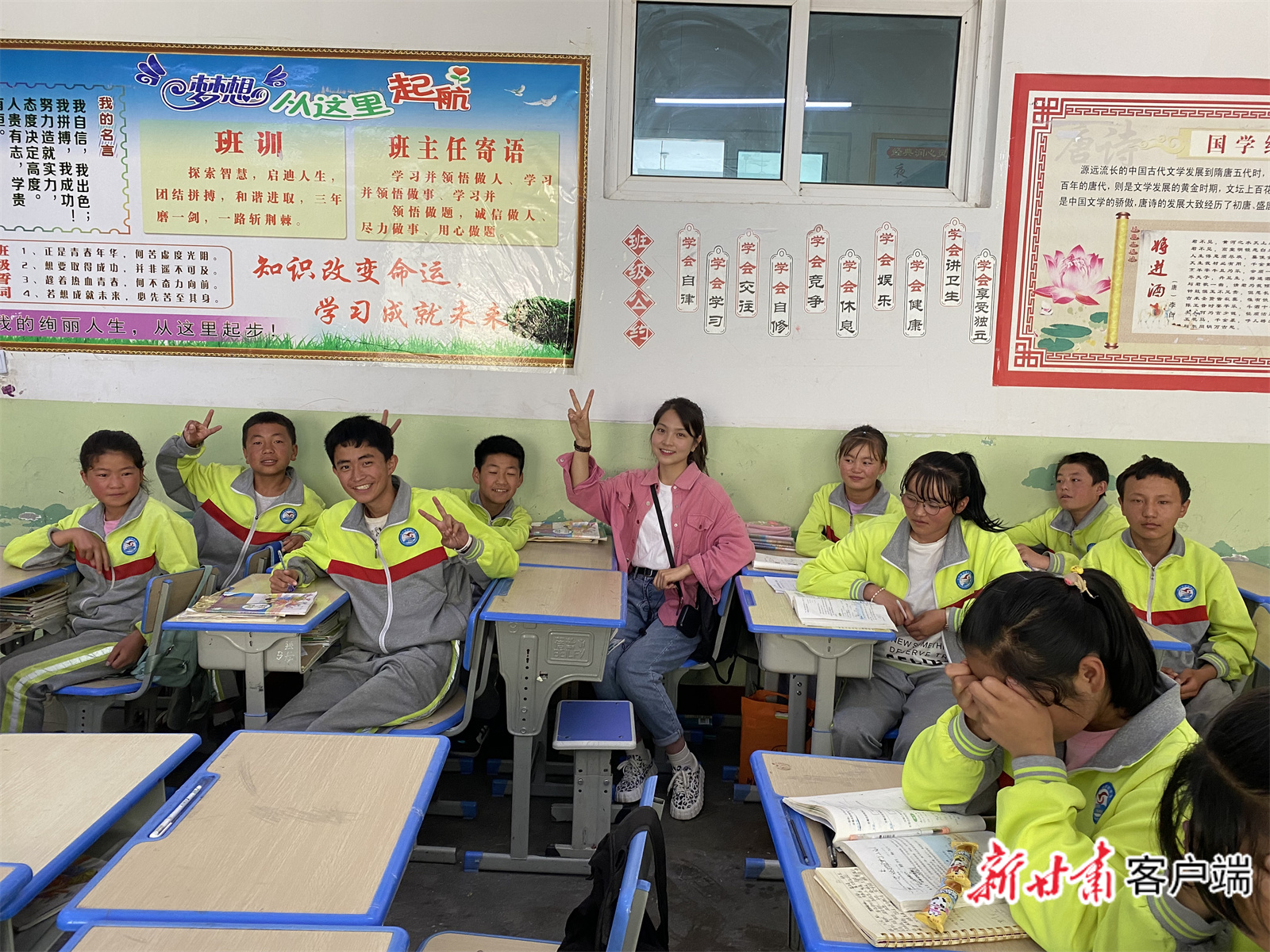 陈玲与学生们的合影。.jpg