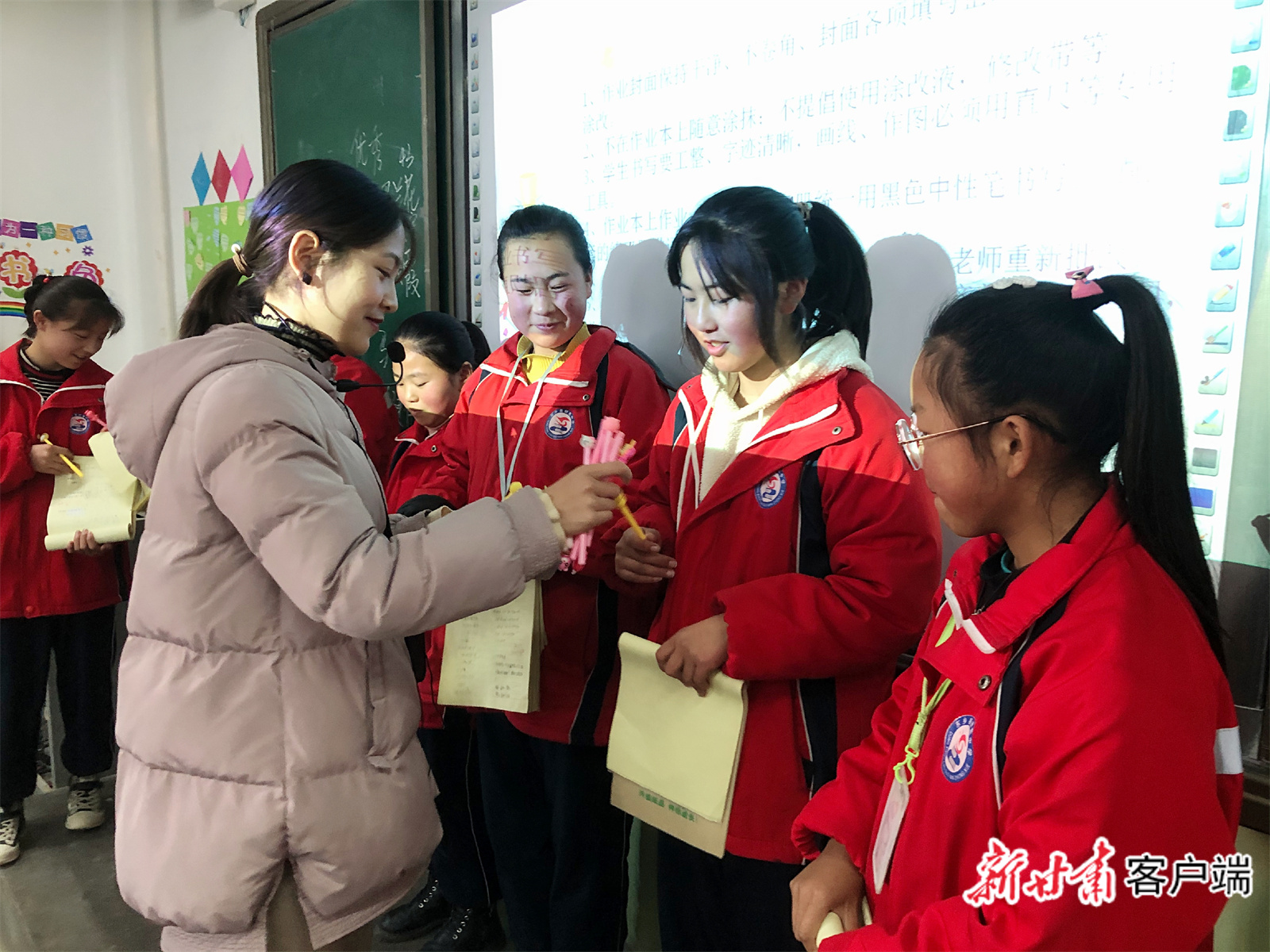 陈玲为学生们发放奖品。.jpg