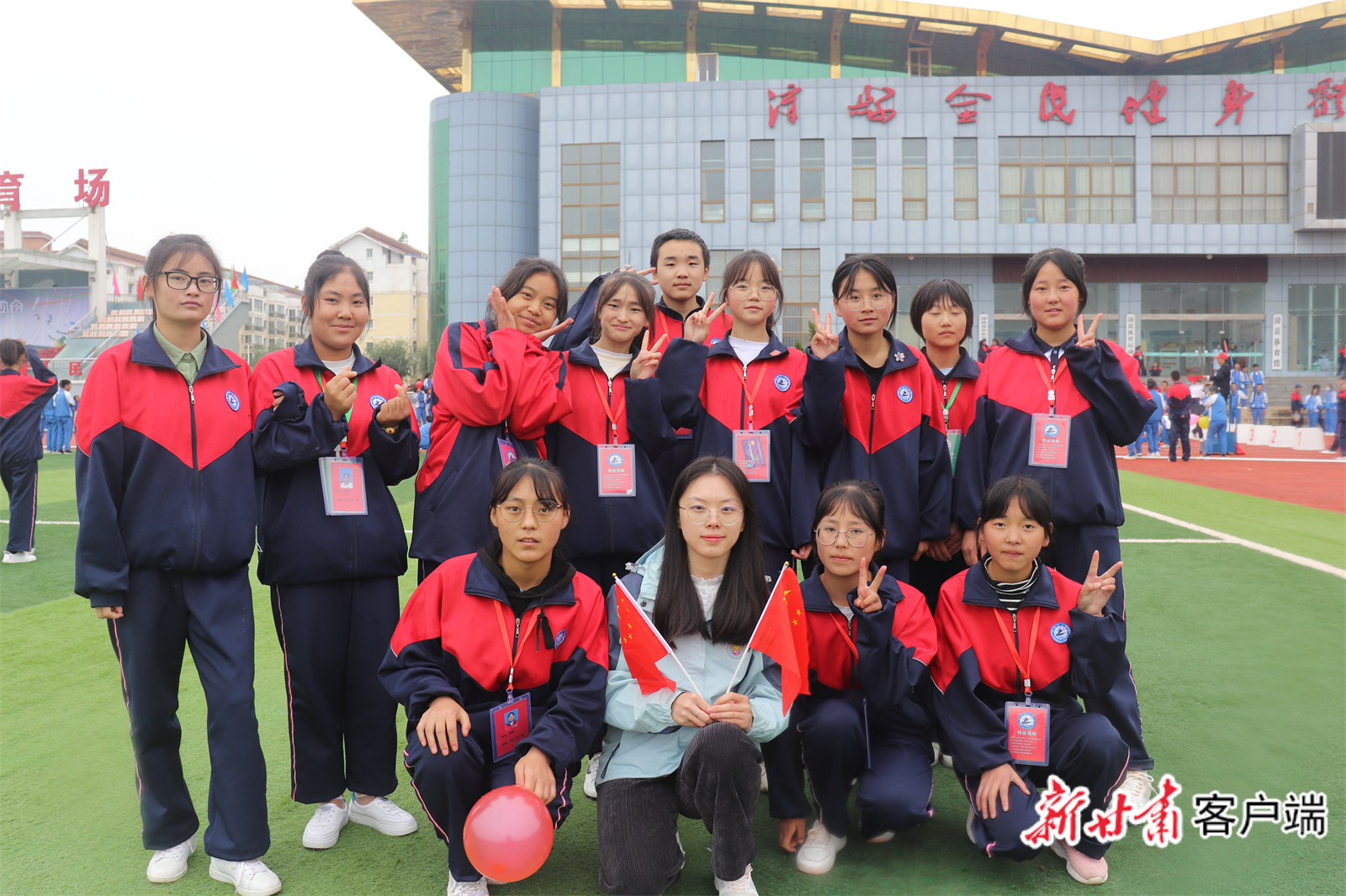 李雅婷（第一排左二）和学生们的合影。.jpg