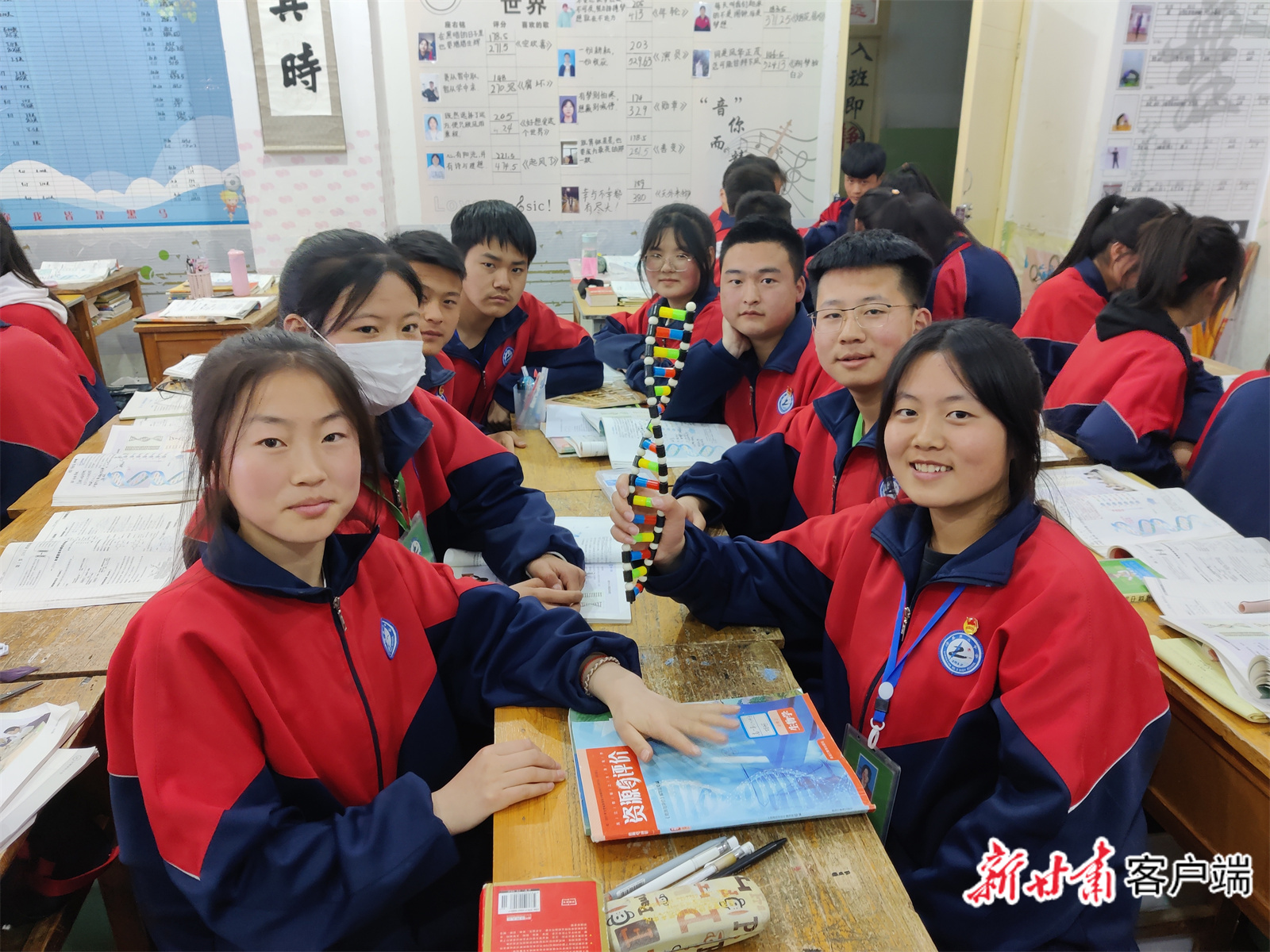 学生们展示自己做的DNA模型。.jpg