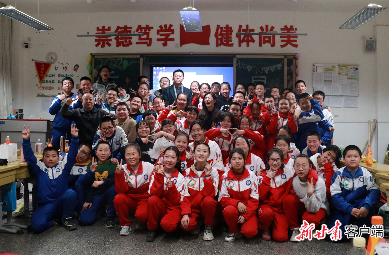 肖帅和学生们的合影。.jpg