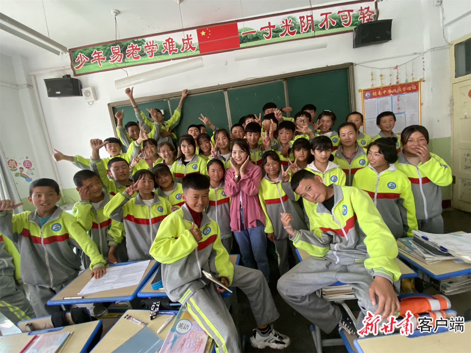陈玲（粉色衣服）和学生们的合影。.jpg