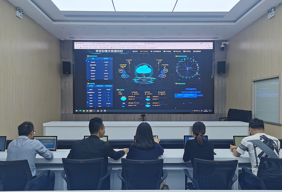 省综治中心工作人员运用平安甘肃建设信息化支撑管理平台指导各地综治中心工作（2021年9月23日拍摄，资料图片）。01