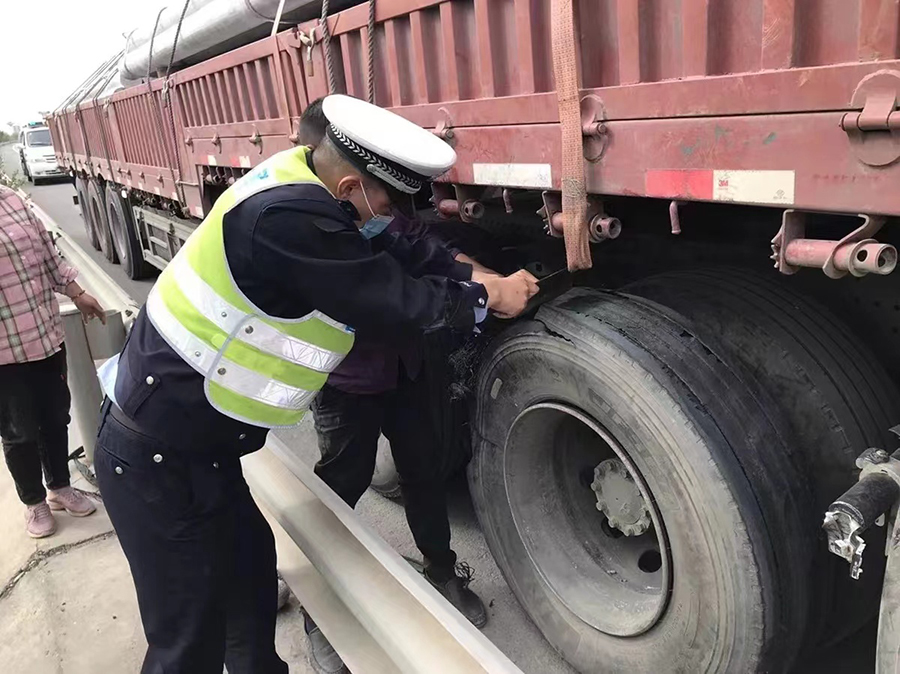 （WAqEY）（已配图）高速公路爆胎交警(13150385)-20220512110532