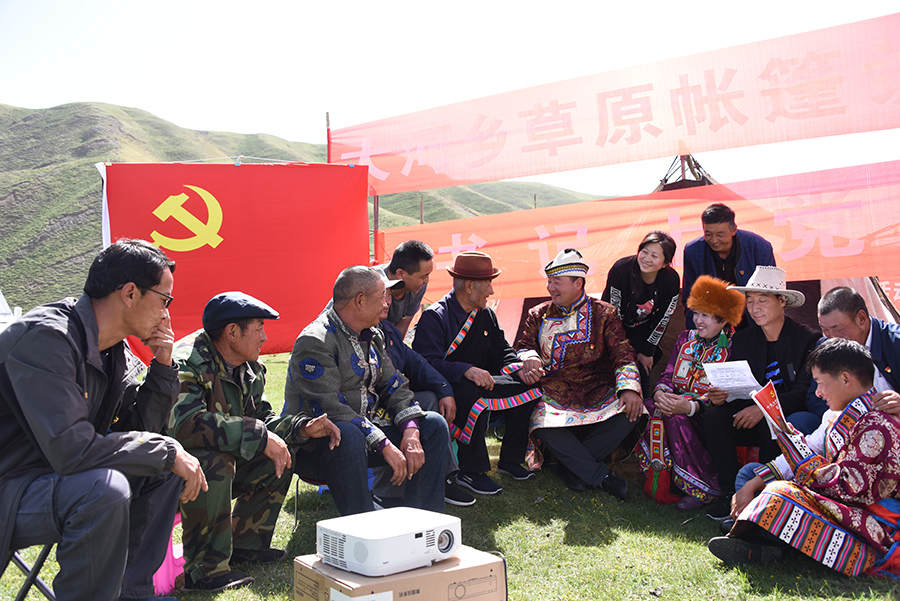 肃南县司法局发挥“草原帐篷讲堂”灵活性强、机动性大、便利性好的特点，为群众党的政策和法律知识。（2021年4月20日拍摄，资料图片）(1)