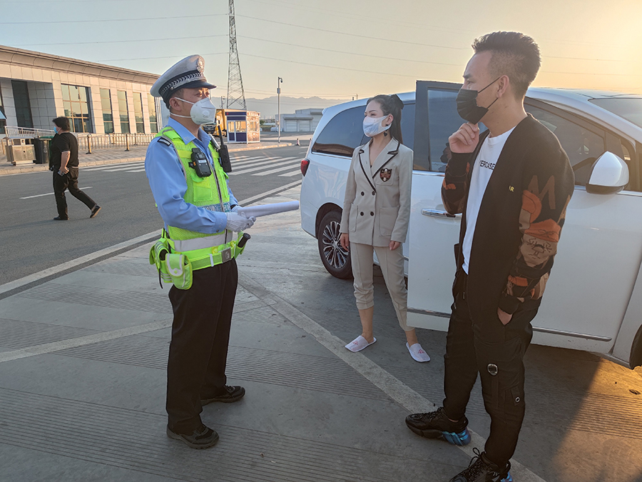 （AqEY）图片新闻2：高速交警开展一盔(13379437)-20220520143426