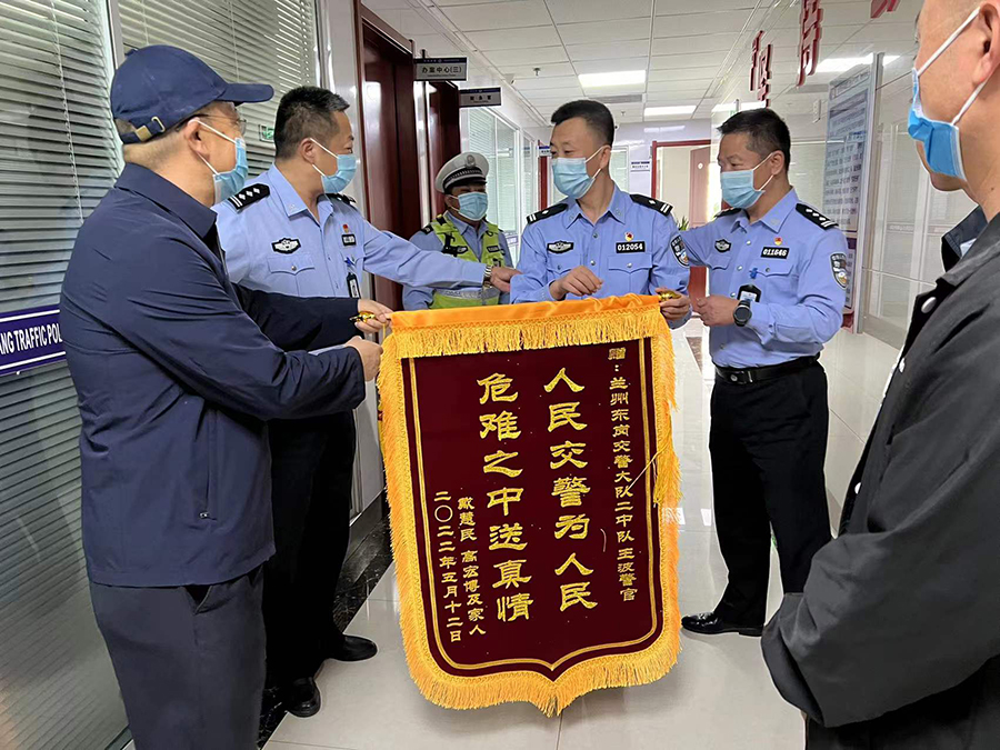 （wAqEY，配图）交警护送患者就医 家(13420110)-20220522183810