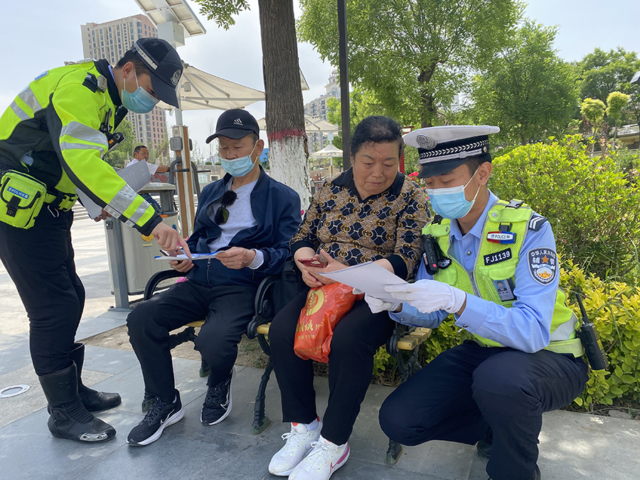 (WqEY,配图)东岗交警筑牢老年群体交(13421182)-20220522184751 (WqEY,配图)东岗交警筑牢老年群体交(13421182)-20220522184751