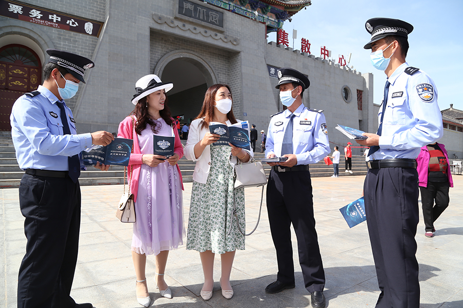 2022年5月19日，平凉市公安局崆峒分局崆峒派出所民警在景区执勤期间因势利导，积极开展法治宣传活动。 新甘肃·甘肃法制报通讯员 郑兵 摄(1)