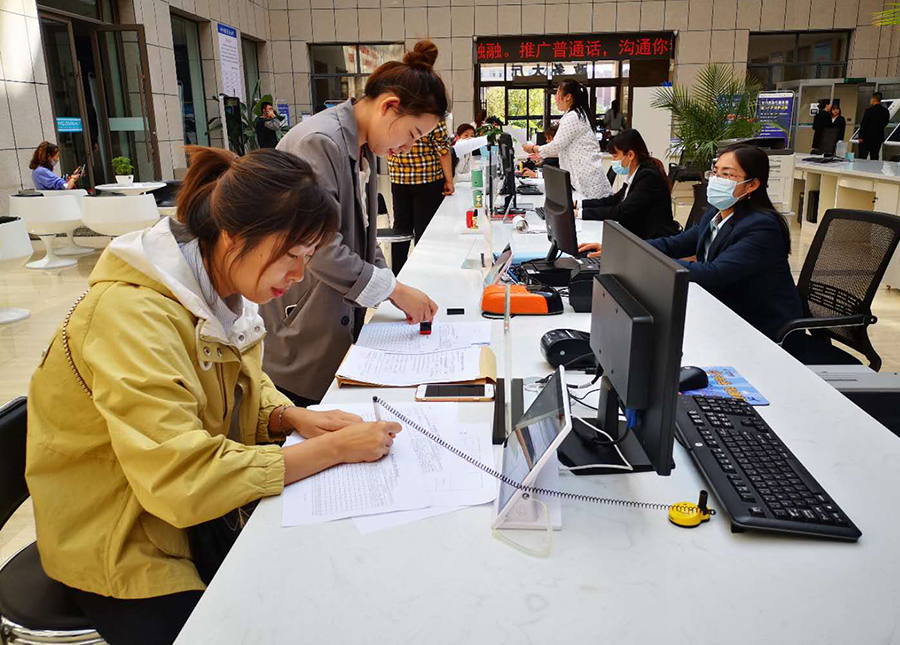 群众在甘州区政务服务中心办理业务（2021年10月9日拍摄，资料图片）。(1)