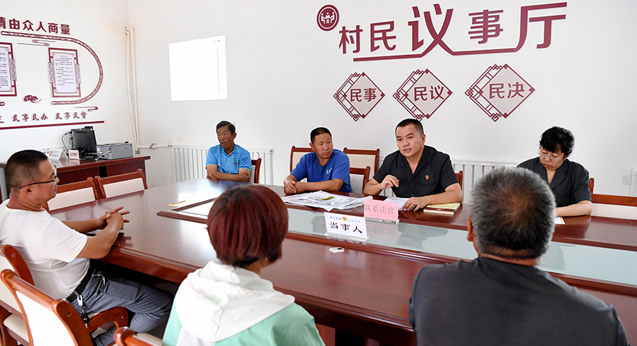 金川区法院双湾法庭法官在新粮地村“法官联系点”开展普法宣传，化解矛盾纠纷（2020年9月8日拍摄，资料图片）(1)(1)