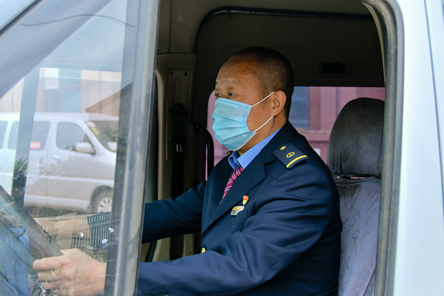 （AqEY）（配图）铁路职工勇救落水女子(13537936)-20220526172318
