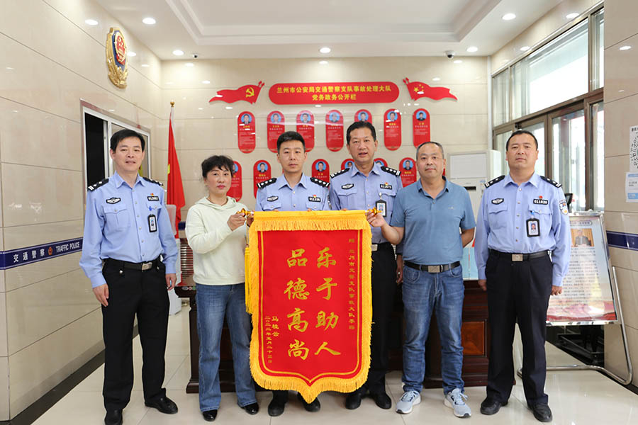 （wAqEY）（配图）为暖心交警“点赞”(13607395)-20220529220819